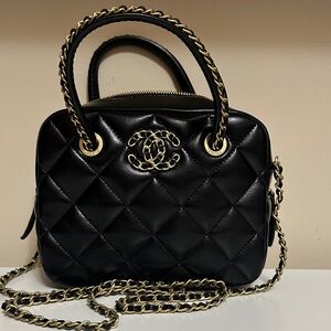 Chic Black Quilted Shoulder Bag with Gold Accents